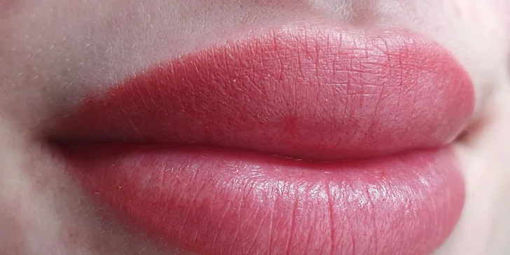 Obočí bez starostí: Permanentní make-up rtů či obočí pudrovou metodou