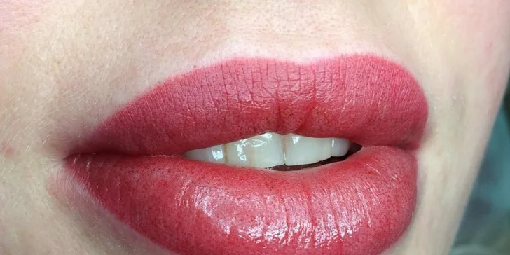 Obočí bez starostí: Permanentní make-up rtů či obočí pudrovou metodou