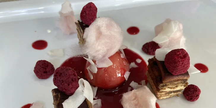 Degustační valentýnské menu: předkrmový a dezertní raut, humří polévka i steak