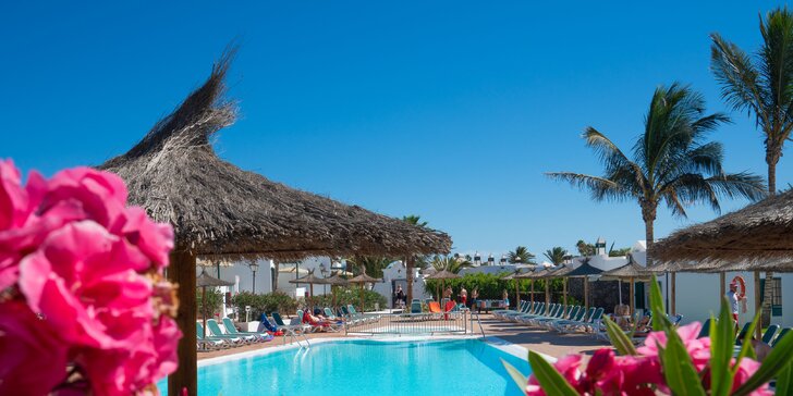 Lanzarote s možností stravy: neomezeně bazény, hotel 10 minut pěšky od pláže, animační program