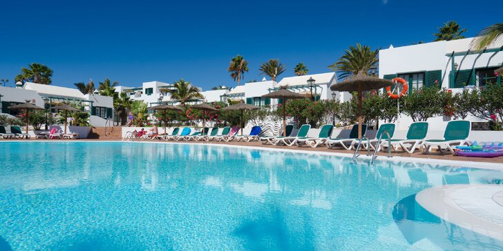 Lanzarote s možností stravy: neomezeně bazény, hotel 10 minut pěšky od pláže, animační program