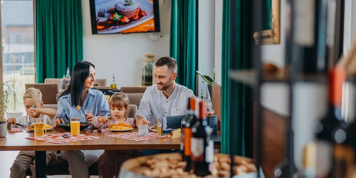 Pobyt v podhůří polských Krkonoš pro pár i rodinu: jídlo, neomezený wellness i zábavní centrum