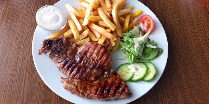 200g steak z vepřové kýty, hranolky a tatarka u Čochtana