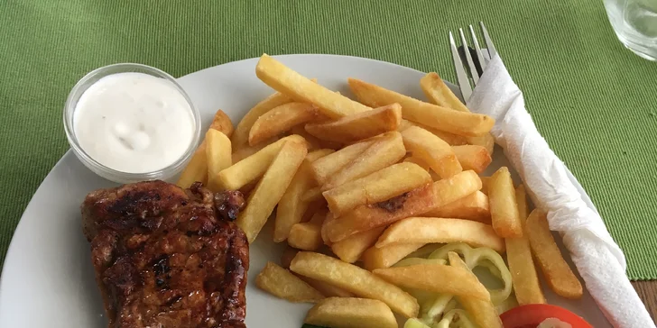 200g steak z vepřové kýty, hranolky a tatarka u Čochtana