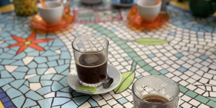 4 hodiny zážitků plné kávy: baristický kurz s teoretickou i praktickou částí