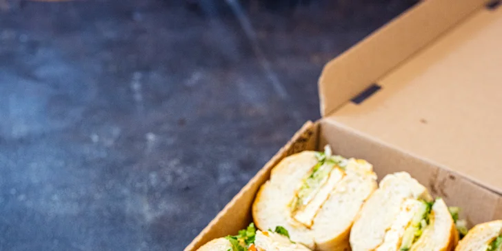 Box plný vietnamských baget nebo závitků a ledový čaj z bistra banh—mi—ba