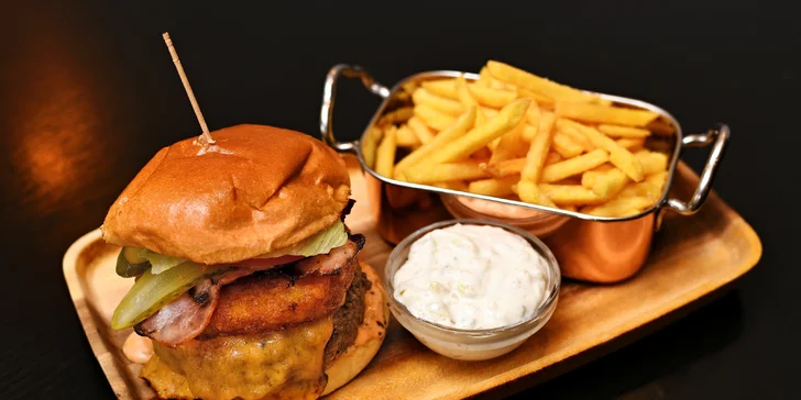 Tři chody pro dva: prosecco, jalapeños či pečené brambory, steak nebo burger i dezert