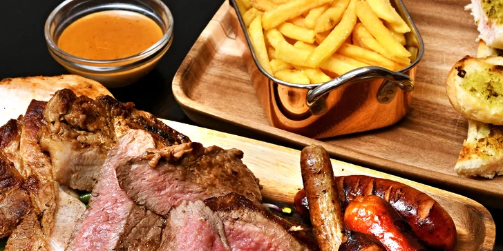 Masové prkno pro 2 osoby: flank steak, rump steak, krkovice, kuřecí i klobásky, přílohy, dipy a dezert