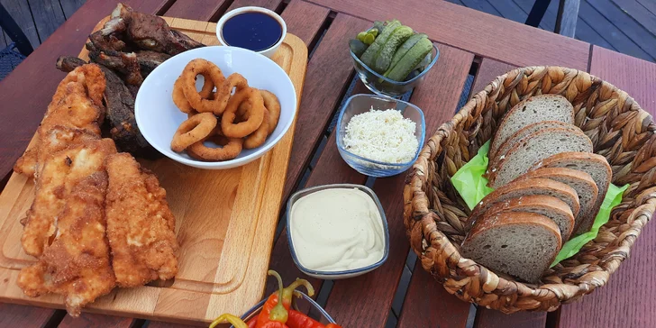 Prkno plné dobrot: řízky, žebra i koleno ve streetfood stylu v centru Jihlavy