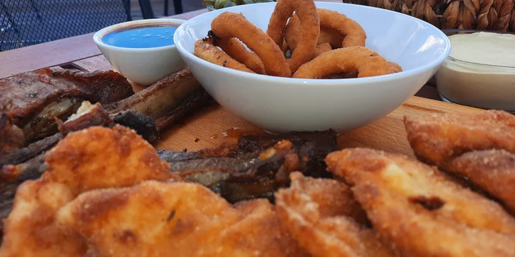 Prkno plné dobrot: řízky, žebra i koleno ve streetfood stylu v centru Jihlavy