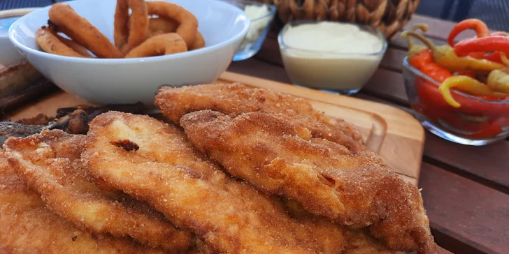 Prkno plné dobrot: řízky, žebra i koleno ve streetfood stylu v centru Jihlavy