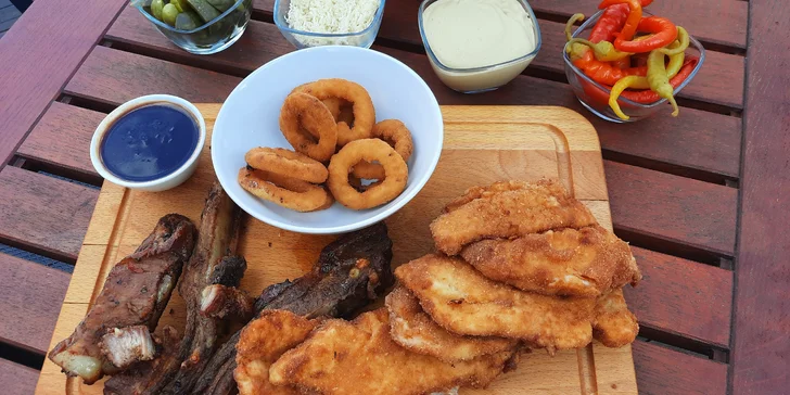 Prkno plné dobrot: řízky, žebra i koleno ve streetfood stylu v centru Jihlavy