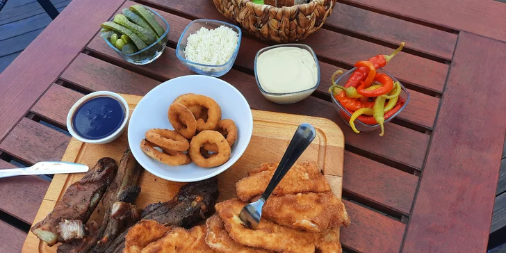 Prkno plné dobrot: řízky, žebra i koleno ve streetfood stylu v centru Jihlavy