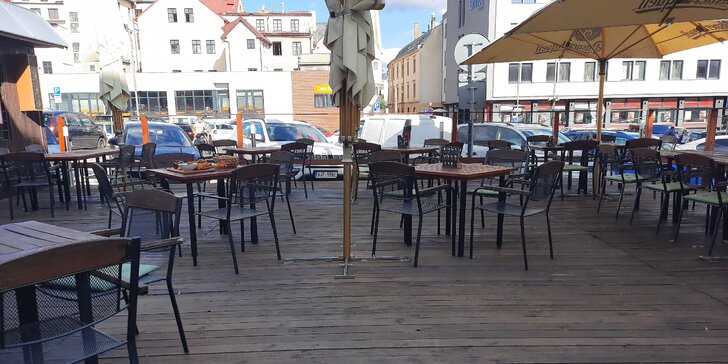 Prkno plné dobrot: řízky, žebra i koleno ve streetfood stylu v centru Jihlavy