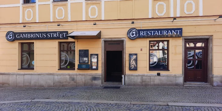Prkno plné dobrot: řízky, žebra i koleno ve streetfood stylu v centru Jihlavy