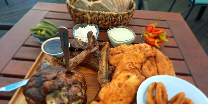 Prkno plné dobrot: řízky, žebra i koleno ve streetfood stylu v centru Jihlavy