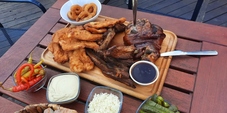 Prkno plné dobrot: řízky, žebra i koleno ve streetfood stylu v centru Jihlavy