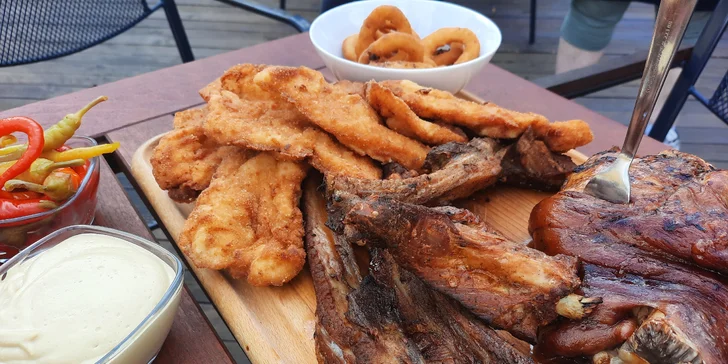 Prkno plné dobrot: řízky, žebra i koleno ve streetfood stylu v centru Jihlavy