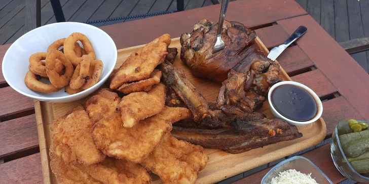 Prkno plné dobrot: řízky, žebra i koleno ve streetfood stylu v centru Jihlavy