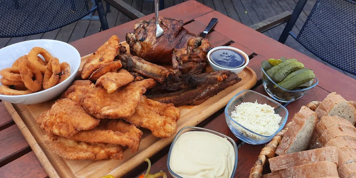 Prkno plné dobrot: řízky, žebra i koleno ve streetfood stylu v centru Jihlavy