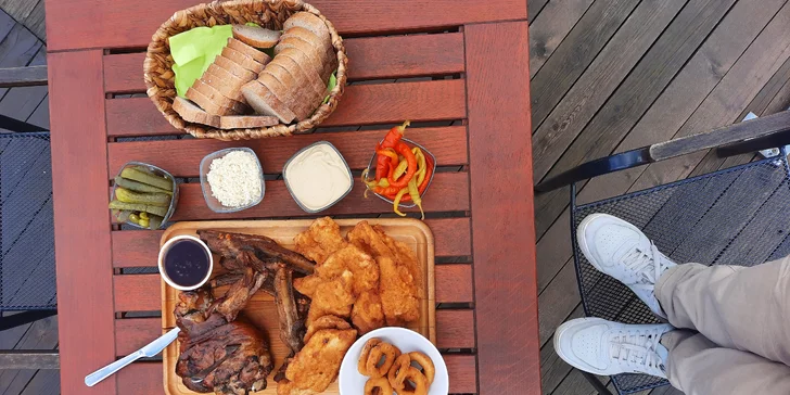 Prkno plné dobrot: řízky, žebra i koleno ve streetfood stylu v centru Jihlavy