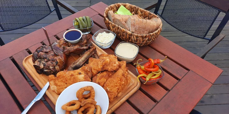 Prkno plné dobrot: řízky, žebra i koleno ve streetfood stylu v centru Jihlavy