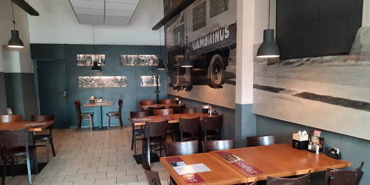 Prkno plné dobrot: řízky, žebra i koleno ve streetfood stylu v centru Jihlavy
