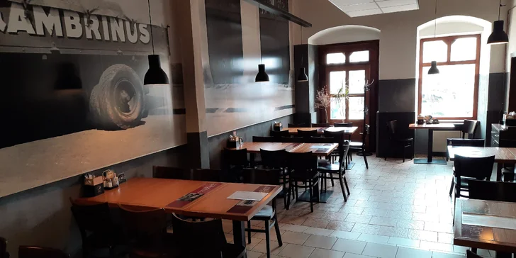 Prkno plné dobrot: řízky, žebra i koleno ve streetfood stylu v centru Jihlavy