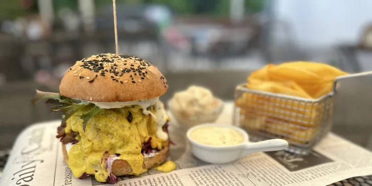 Burger s hovězím nebo trhaným vepřovým, hranolky, majonéza a Coleslaw
