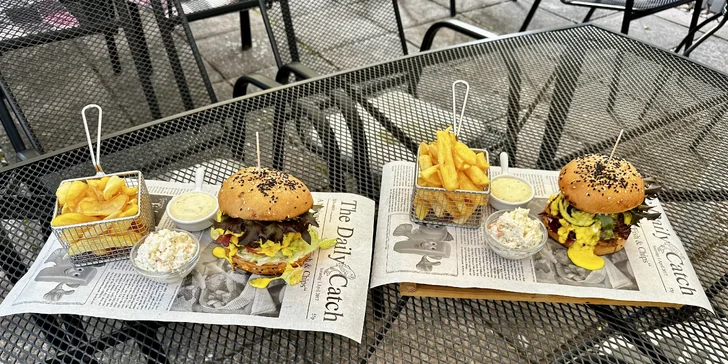 Burger s hovězím nebo trhaným vepřovým, hranolky, majonéza a Coleslaw