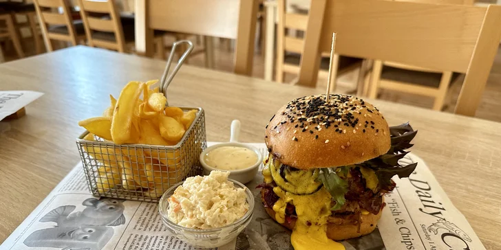 Burger s hovězím nebo trhaným vepřovým, hranolky, majonéza a Coleslaw