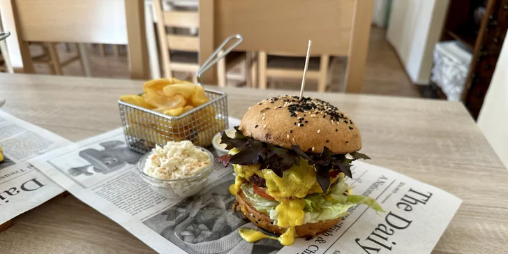 Burger s hovězím nebo trhaným vepřovým, hranolky, majonéza a Coleslaw