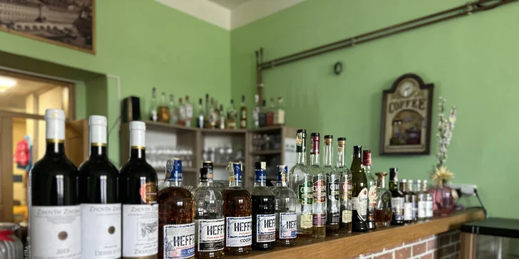 Burger s hovězím nebo trhaným vepřovým, hranolky, majonéza a Coleslaw