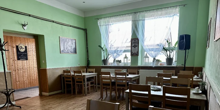 Burger s hovězím nebo trhaným vepřovým, hranolky, majonéza a Coleslaw