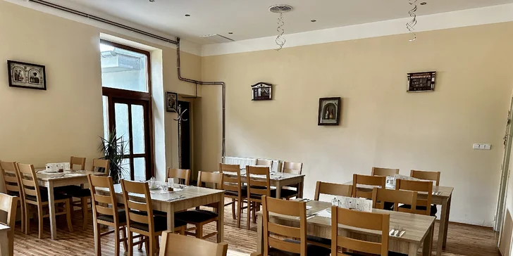 Burger s hovězím nebo trhaným vepřovým, hranolky, majonéza a Coleslaw