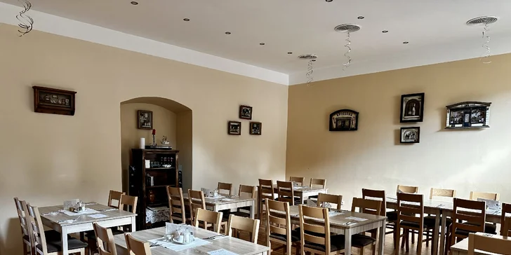 Burger s hovězím nebo trhaným vepřovým, hranolky, majonéza a Coleslaw