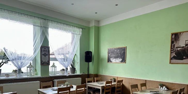 Burger s hovězím nebo trhaným vepřovým, hranolky, majonéza a Coleslaw