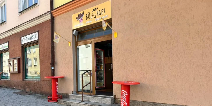 Double nebo Cheese and Bacon burger a hranolky a dip s sebou
