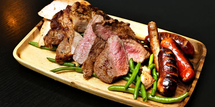 Masové prkno pro 2 osoby: flank steak, rump steak, krkovice, kuřecí i klobásky, přílohy, dipy a dezert
