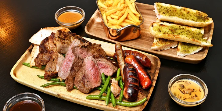 Masové prkno pro 2 osoby: flank steak, rump steak, krkovice, kuřecí i klobásky, přílohy, dipy a dezert