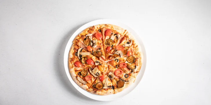 Dokonalá italská pizza ve Vršovicích: 1–5 kol se sýry i uzeninami či ananasem, lahev prosecca i nápoje