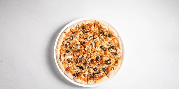 Dokonalá italská pizza ve Vršovicích: 1–5 kol se sýry i uzeninami či ananasem, lahev prosecca i nápoje