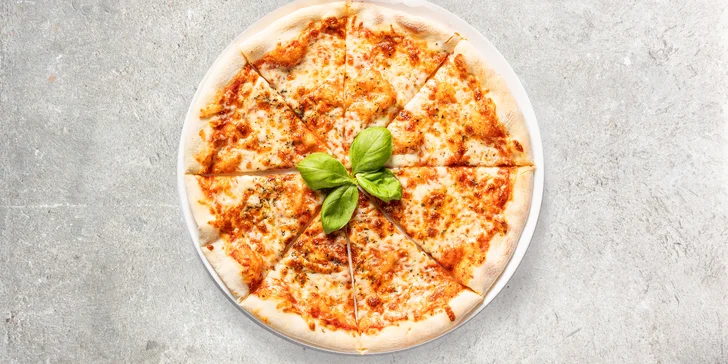 Dokonalá italská pizza ve Vršovicích: 1–5 kol se sýry i uzeninami či ananasem, lahev prosecca i nápoje
