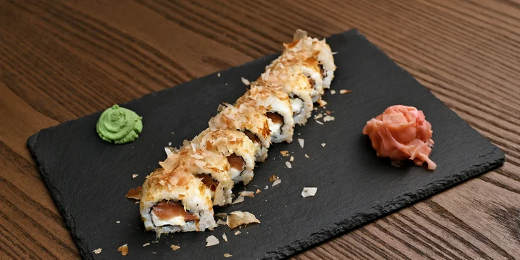 Sushi sety a poké bowl s lososem, kuřetem, tuňákem i vege ve Vršovicích