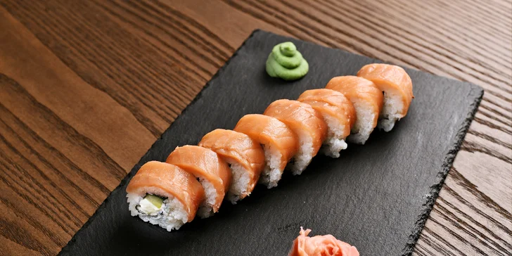 Sushi sety a poké bowl s lososem, kuřetem, tuňákem i vege ve Vršovicích