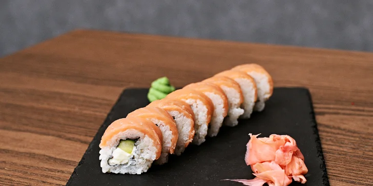 Sushi sety a poké bowl s lososem, kuřetem, tuňákem i vege ve Vršovicích