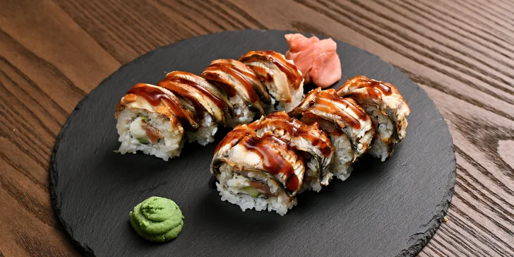 Sushi sety a poké bowl s lososem, kuřetem, tuňákem i vege ve Vršovicích