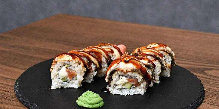 Sushi sety a poké bowl s lososem, kuřetem, tuňákem i vege ve Vršovicích