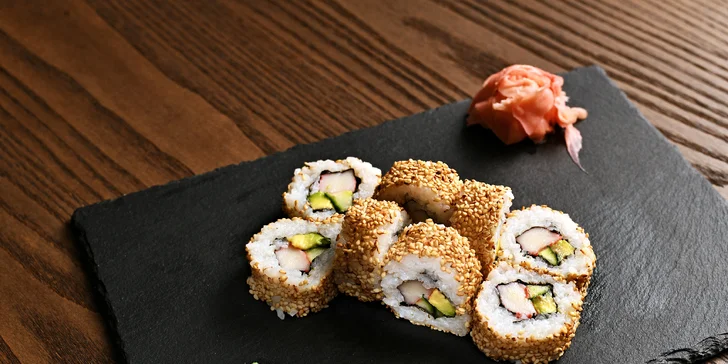 Sushi sety a poké bowl s lososem, kuřetem, tuňákem i vege ve Vršovicích