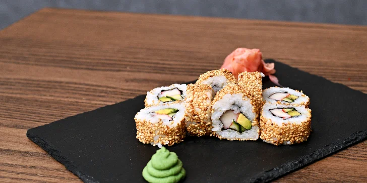 Sushi sety a poké bowl s lososem, kuřetem, tuňákem i vege ve Vršovicích